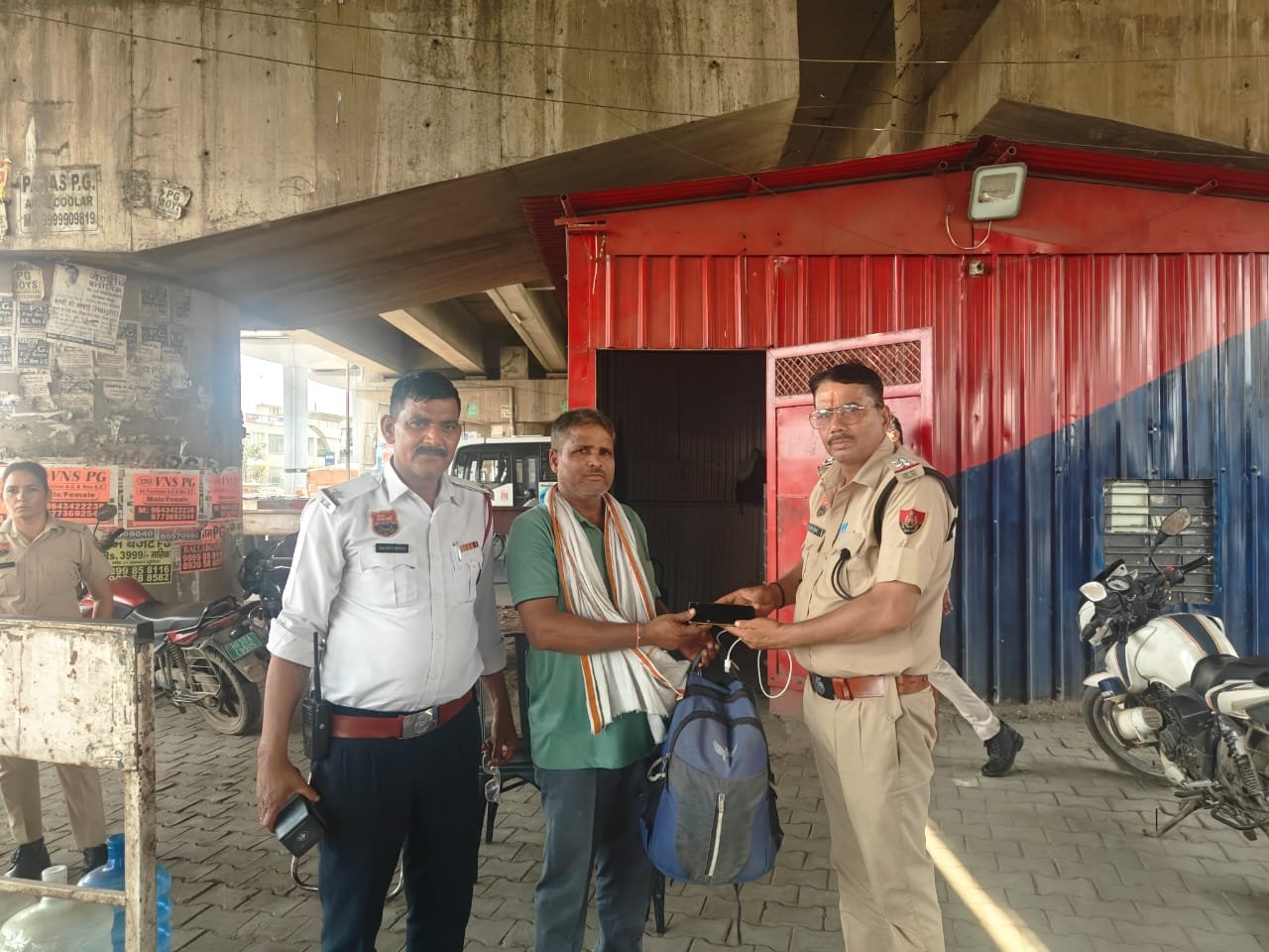 ट्रैफिक पुलिस होमगार्ड की सतर्कता से मालिक का खोया हुआ बैग लौटाया