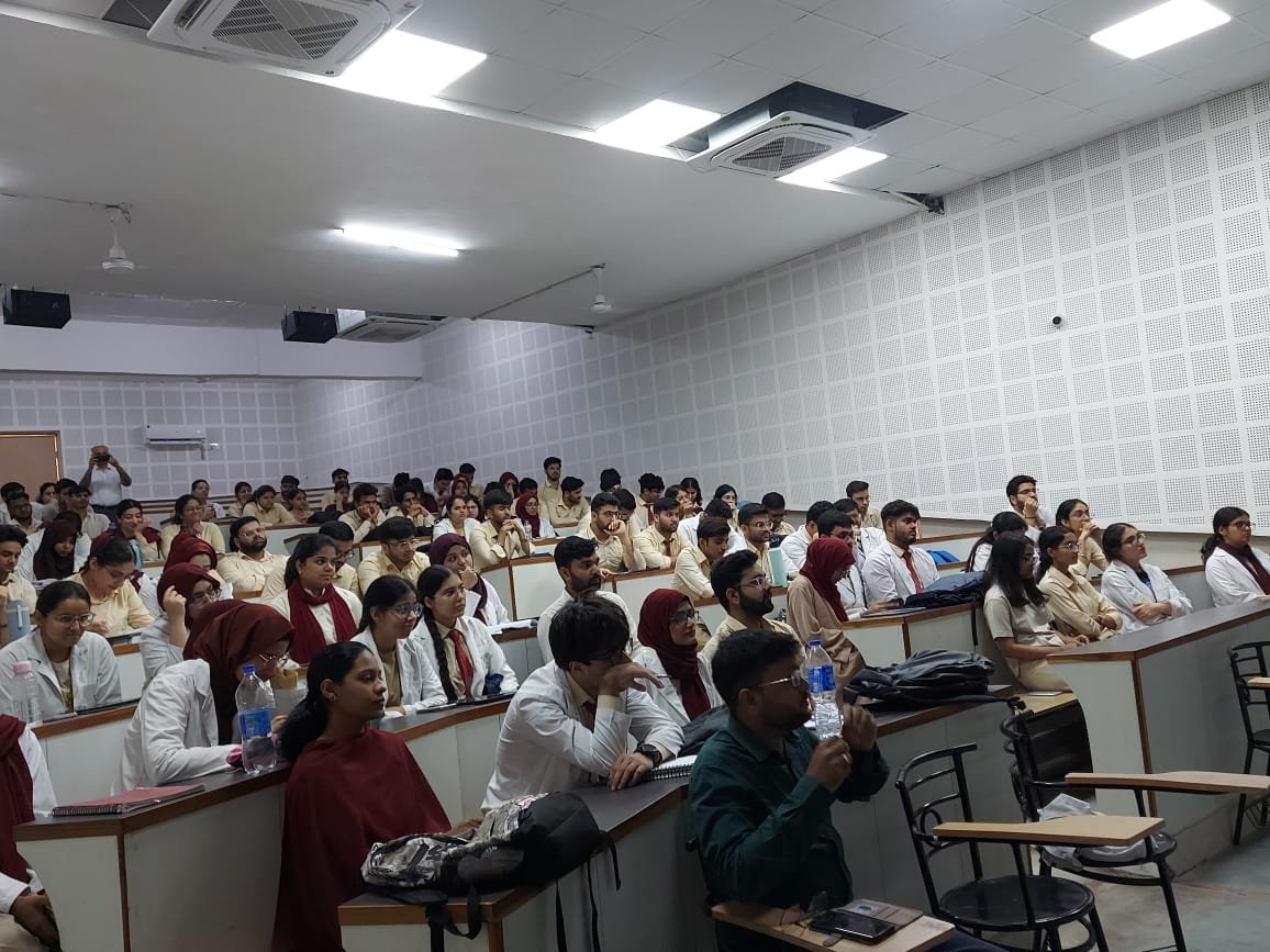 योग एवं स्वस्थ जीवन” पर विशेष सत्र का आयोजन, चिकित्सा छात्रों ने बढ़-चढ़कर लिया भाग