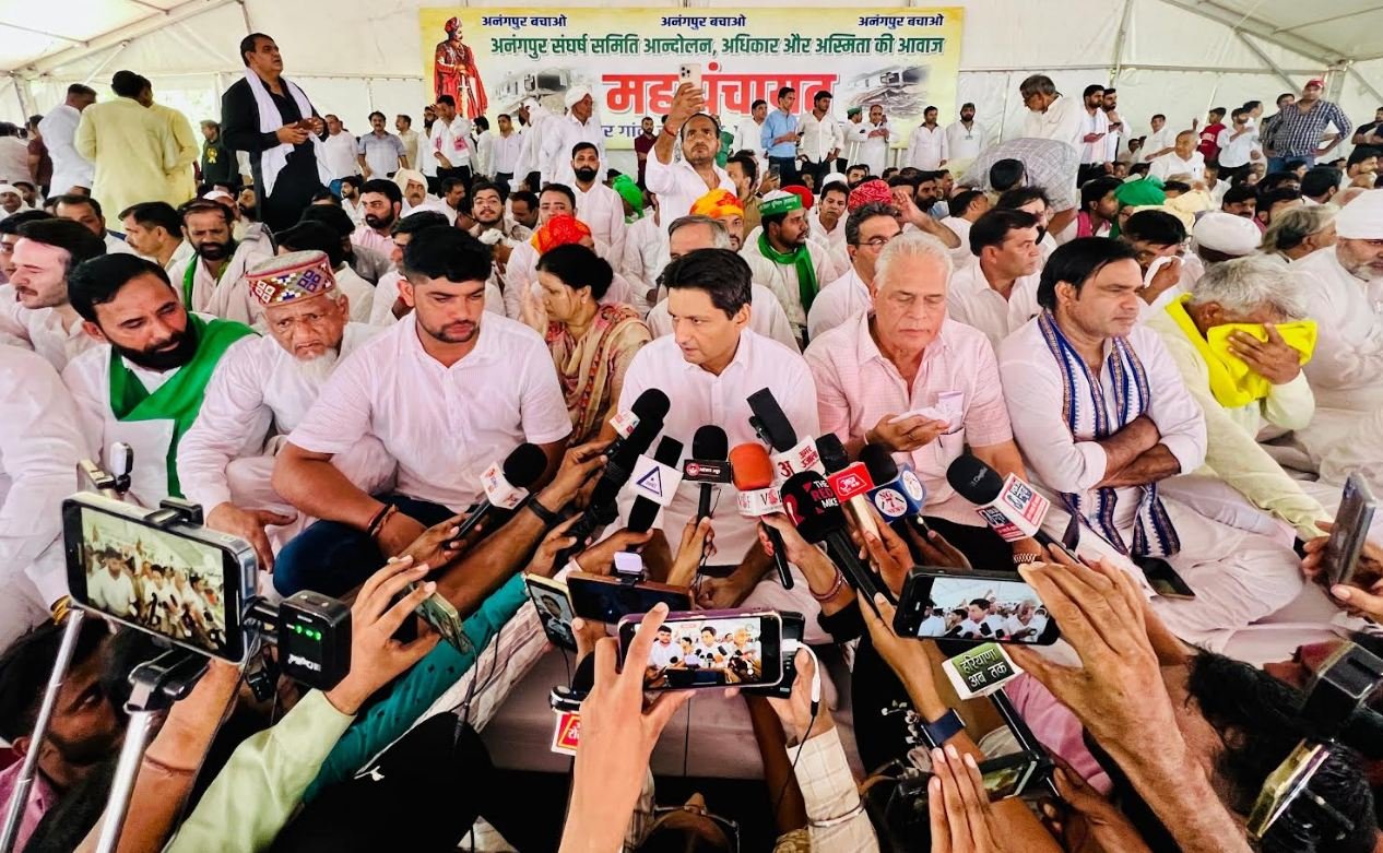 सांसद दीपेन्द्र हुड्डा ने अनंगपुर गाँव को बचाने के लिए हुई महापंचायत में पहुँचकर अपना पूर्ण समर्थन देने की घोषणा की