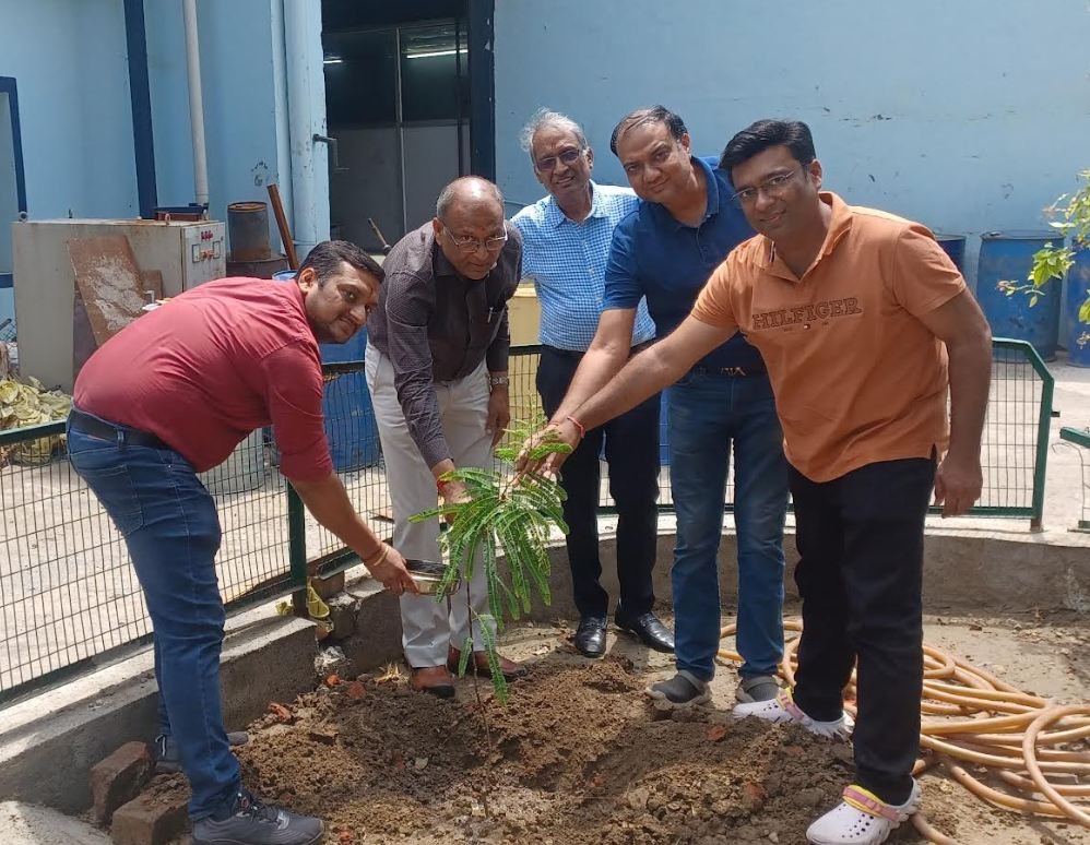प्रसिद्ध उद्योगपति अरुण बजाज ने अपने जन्मदिन पर एक पौधा लगाकर “एक पेड़ मां के नाम” समर्पित किया
