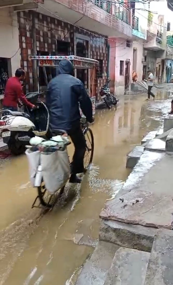 फ़रीदाबाद में डेयरी संचालक सीवर में बहा रहे गोबर, प्रशासन मौन