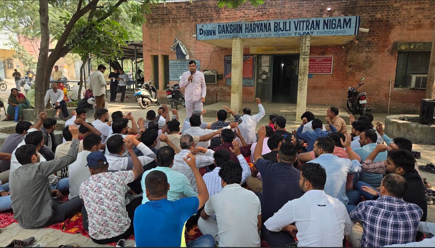 एसडीओ इस्माइलपुर दवारा अभद्र भाषा का प्रयोग करने पर गुस्साये कर्मचारियों ने लगाए मुर्दाबाद के नारे