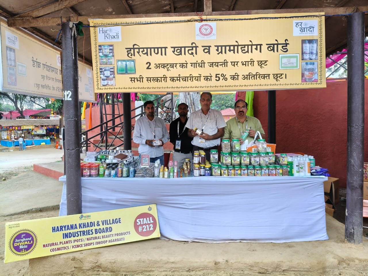 नागरिकों में खादी के प्रति बढ़ा क्रेज, सूरजकुंड दीवाली मेला में जमकर खरीद रहे खादी के कपड़ें और उत्पाद