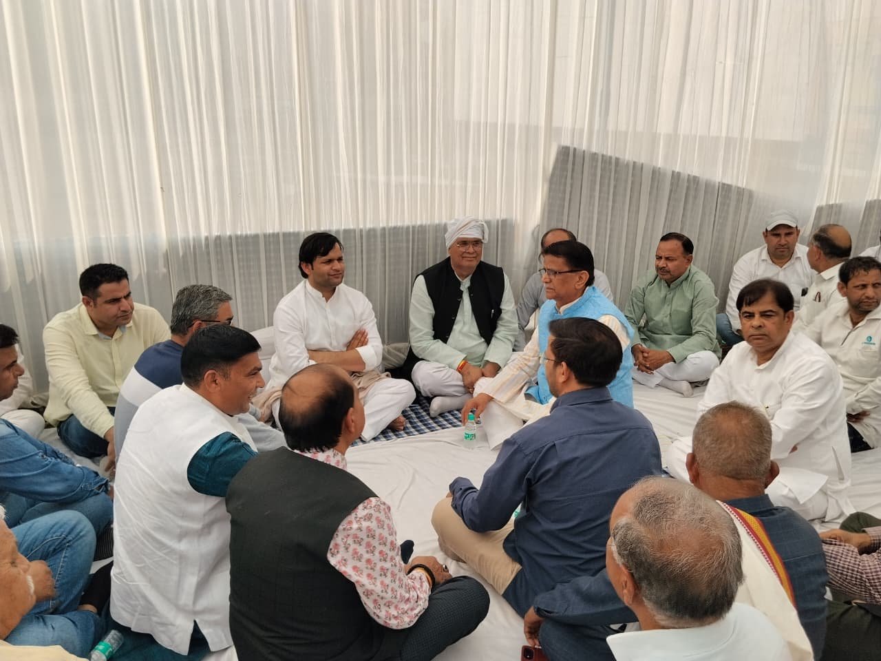 राष्ट्रीय सचिव ओम प्रकाश धनखड़ व मुख्यमंत्री के मीडिया सलाहकार राजीव जेटली ने पलवल पहुंचकर खेल राज्य मंत्री गौरव गौतम के दादा स्व. जयपाल गौतम के निधन पर व्यक्त की शोक संवेदनाएं