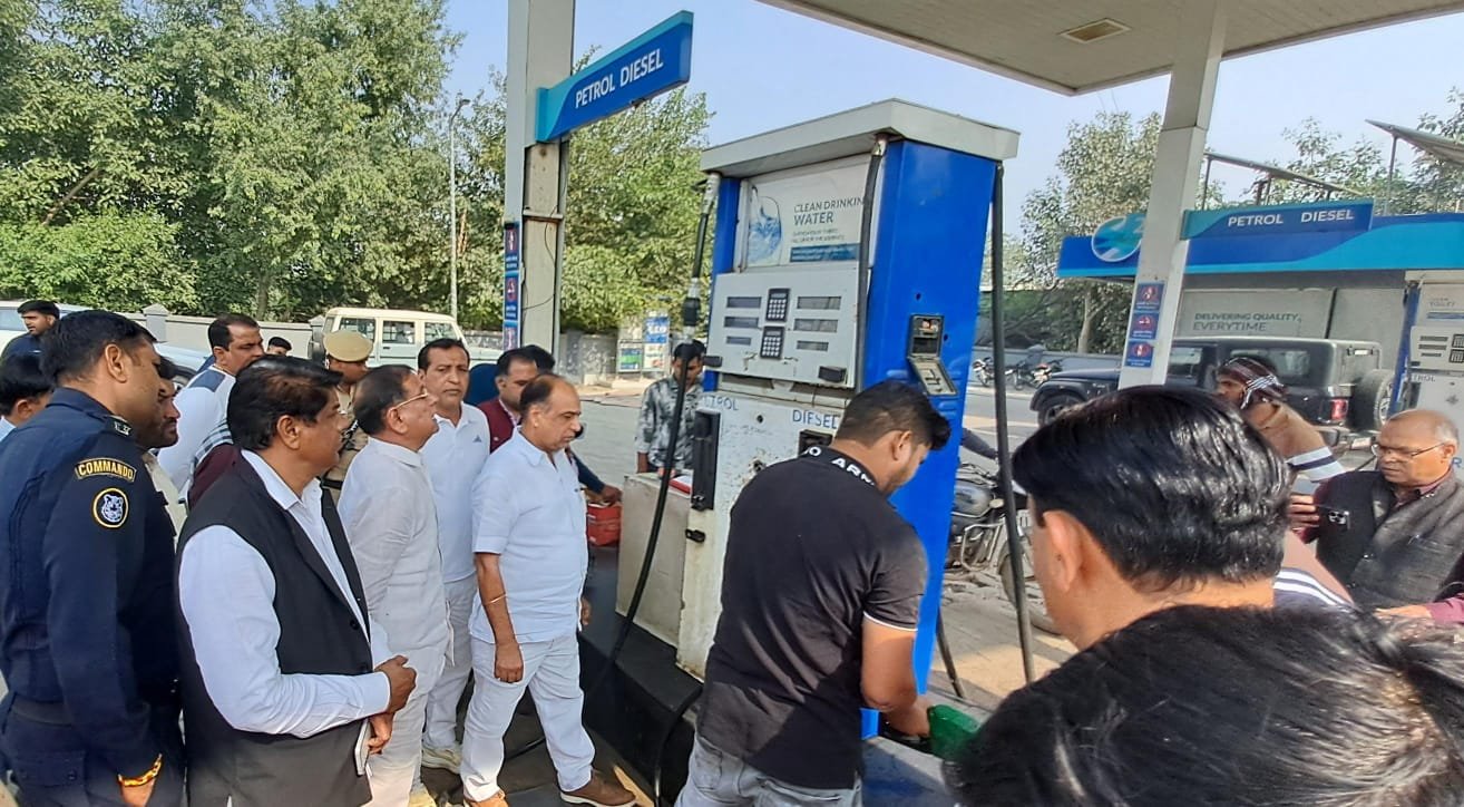 मंत्री राजेश नागर ने पेट्रोल पंप पर छापा मारकर सैंपल भरवाए