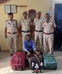 तेल बताकर तेलंगाना जाने वाली ट्रेन पकड़ने की फिराक में था शराब तस्कर, जीआरपी बल्लभगढ़ ने दबोचा