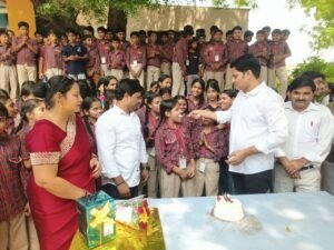 बच्चों के साथ केक काटकर सुबोध महाशय ने मनाया जन्मदिन, स्टेशनरी बांटकर दिया सेवा का संदेश