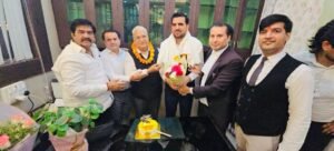 संजीव अत्री का सम्मान, अधिवक्ता डॉ. मोहन तिवारी ने भेंट किया पौधा और शॉल