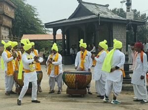 सूरजकुंड दिवाली मेले में नगाड़ों की थाप और बीन की सुरीली धुन पर झूम रहे पर्यटक