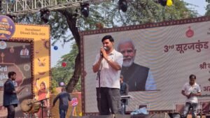 हरियाणवी गायक अमित ढुल ने सूरजकुंड दिवाली मेले में बांधा समां, हरियाणवी गीतों पर झूमे दर्शक